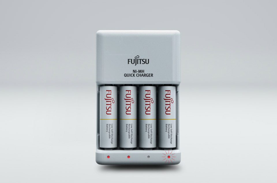 Зарядное устройство Fujitsu Quick Charger FCT344-CEFX(CL) + 4шт АА 1900 mAh в магазине RentaPhoto.Store