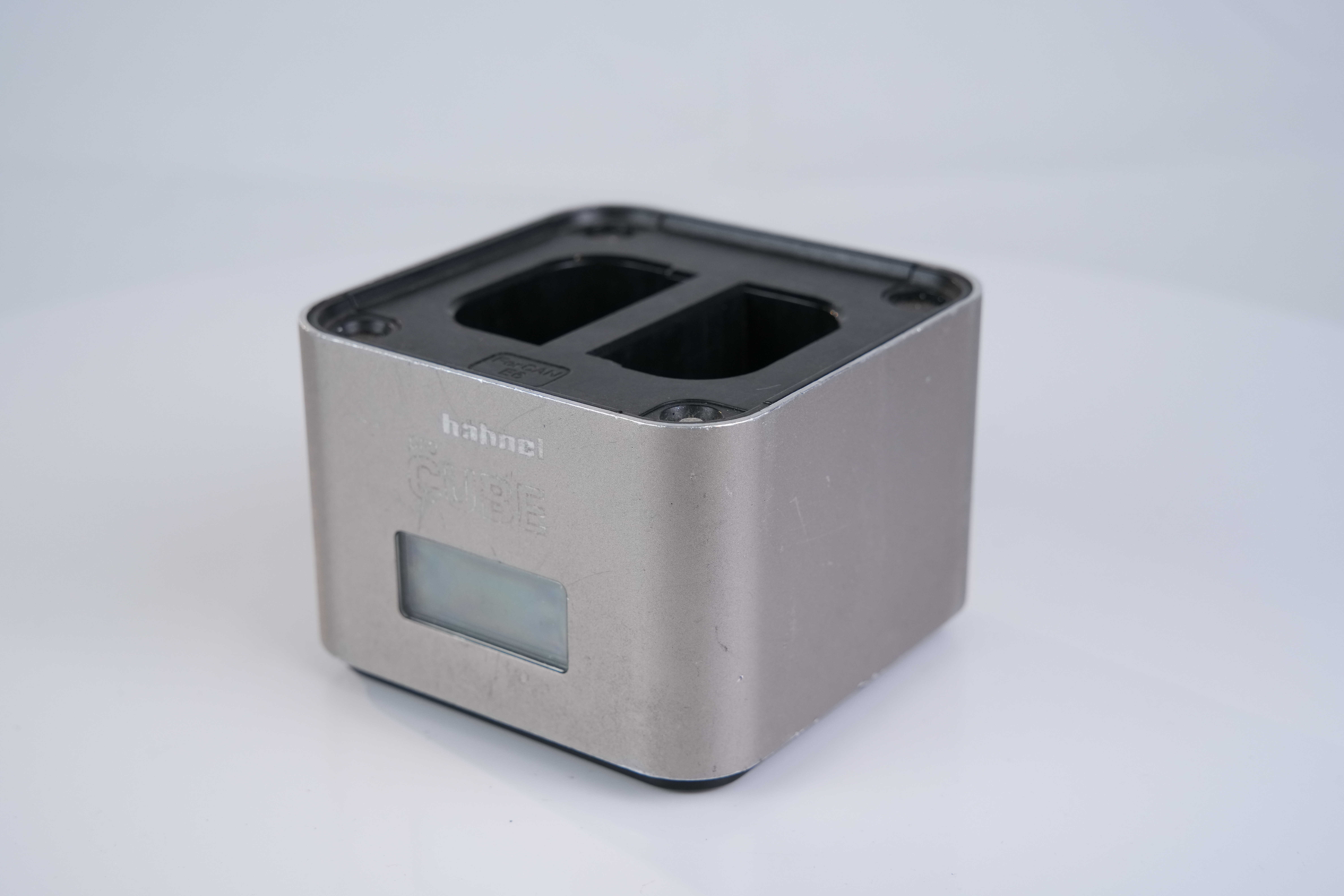 Зарядное устройство Haehnel ProCube на 2 аккумулятора Canon LP-E6 в магазине RentaPhoto.Store